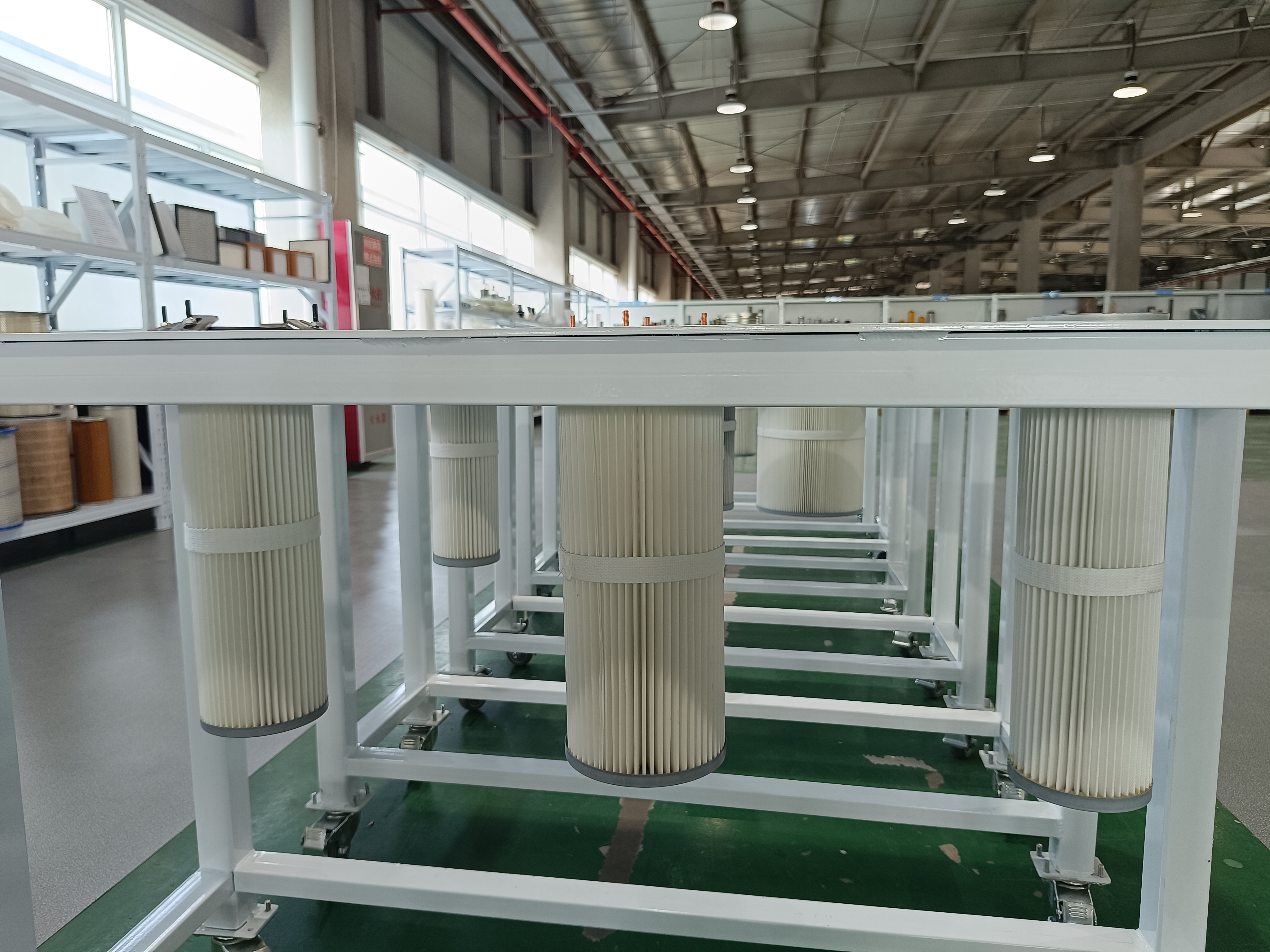 How does the structure of pleats in a Pleated Air Dust Filter Cartridge enhance its performance?